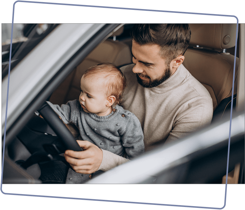 Homem com seu filho no carro