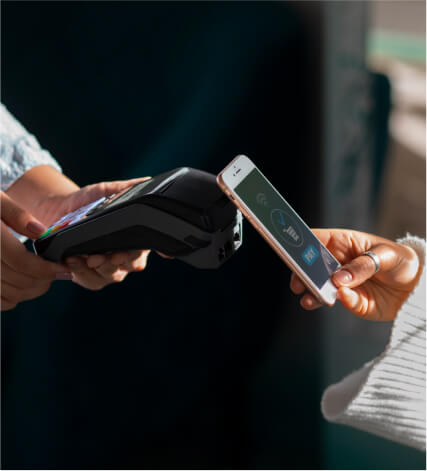 Pessoa pagando conta com smartphone